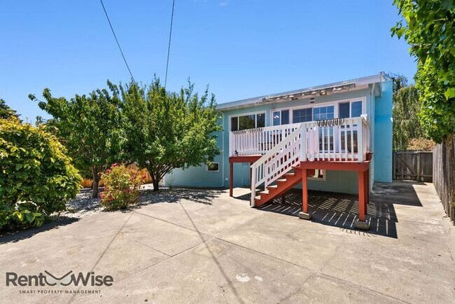 Building Photo - 1120 Oakwood Dr