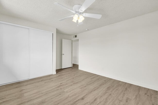 Building Photo - 6 Bedroom! 4 1/2 BATHS!  ASU! Diving Pool! Less than 1 mile to campus