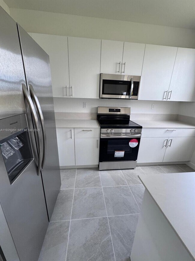 Building Photo - 2825 SE 25th Ave