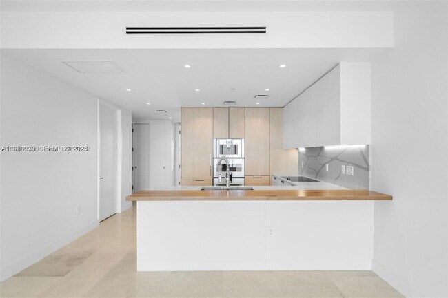 Building Photo - 15701 Collins Ave