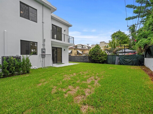 Building Photo - 4026 SW 9th Terrace