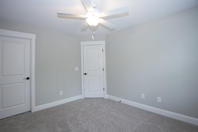 Building Photo - "Luxurious 3-Bed Townhouse with Granite Countertops on Juniper Lake Road!"