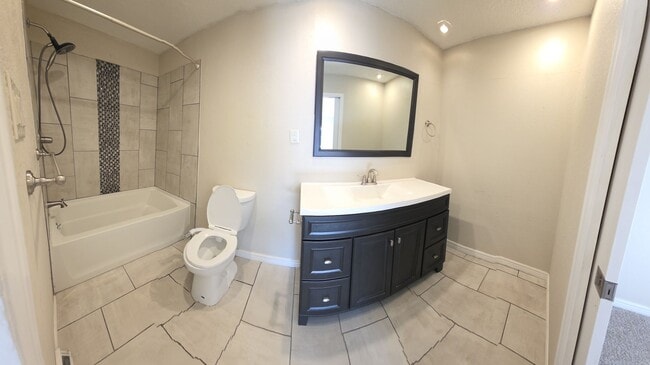 Building Photo - Spacious 4BR3BA House in Aurora