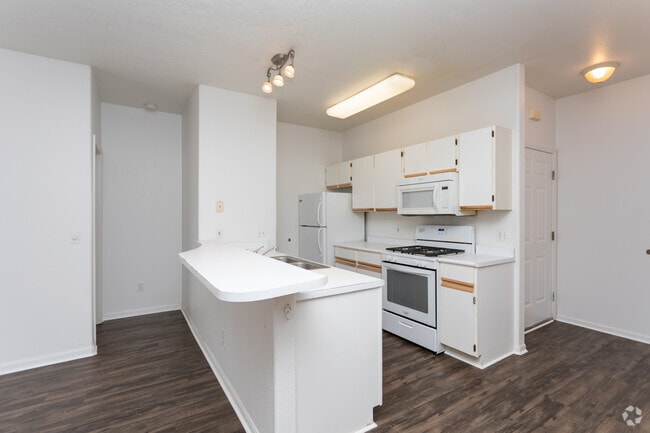 2BR, 2BA - 1036 SF - Oasis Toledo