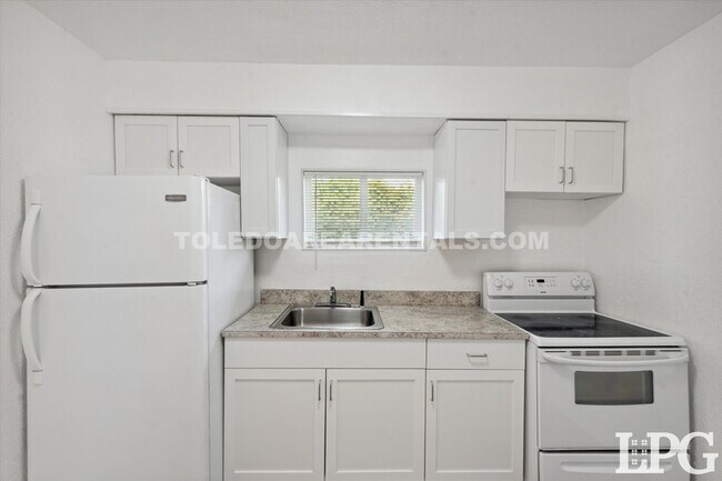 Building Photo - 2651 Consaul St