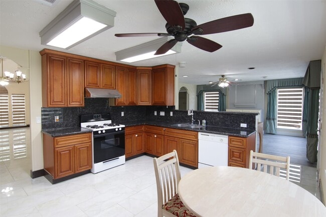 Building Photo - 12430 Brook Meadows Ln