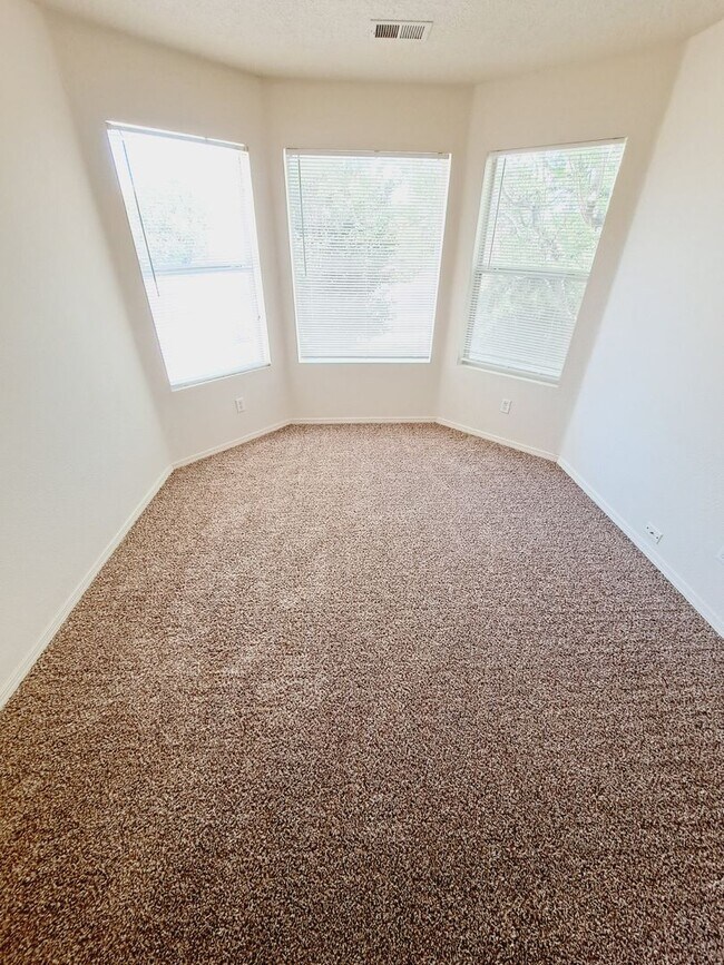 Building Photo - 3 bed 2 bath home in Huning Ranch