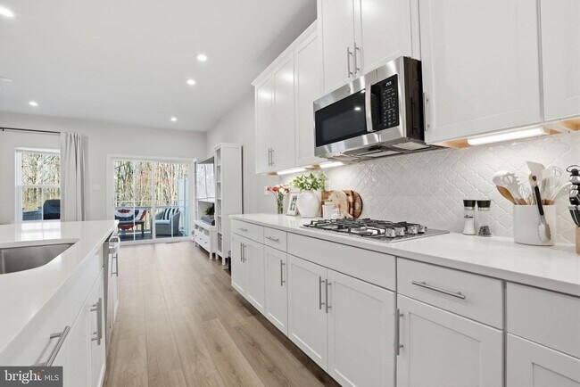 Building Photo - 60 Pratt Ln