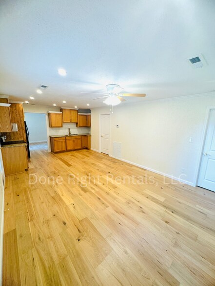 Building Photo - 390 E Noel Dr