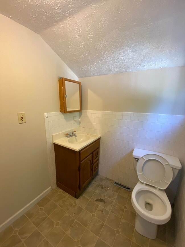 Building Photo - ? Comfortable 3-Bedroom, 1.5-Bathroom Home...