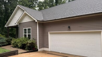 Building Photo - 2 Bedroom 2 Bath home with Garage