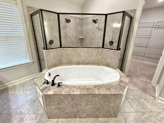 Building Photo - Available Now! Large 5BR 4 bath Executive Home in a great neighborhood!