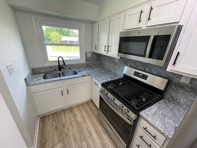 Building Photo - Premium Rental Near Shelbyville Country Club!