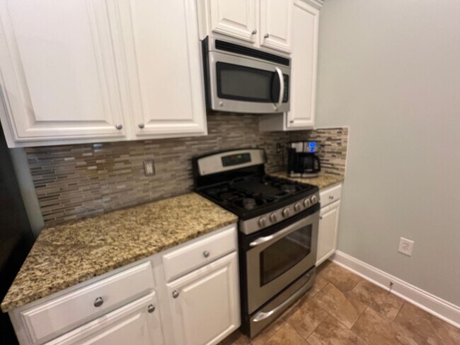 Building Photo - 1 Bedroom 1.5 Bath Condo on Daniel Island ...