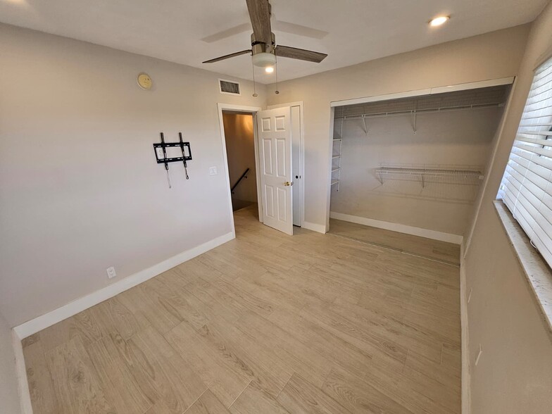 Building Photo - 6707 N Kendall Dr