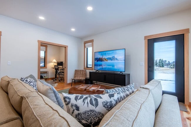 Building Photo - 3402 Alta Vista Dr