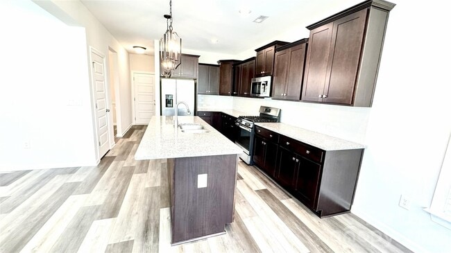 Building Photo - 1135 Overlake Dr