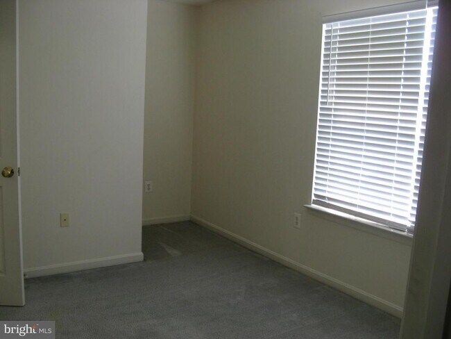 Building Photo - 175 Equestrian Dr