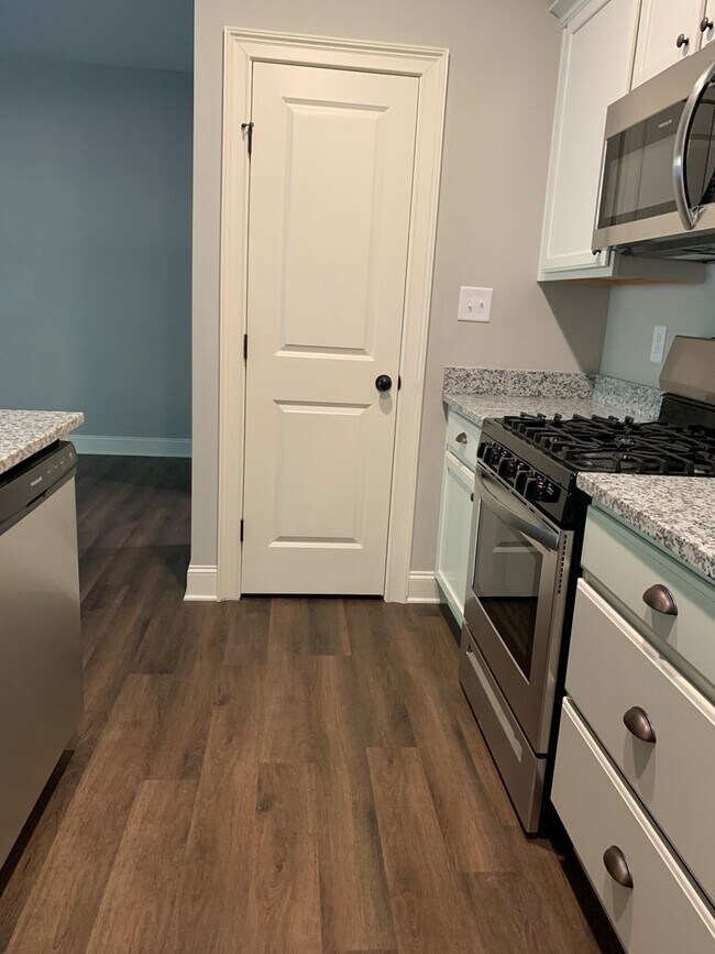 Building Photo - 3 Bedrooms 2.5 Baths  Condo in Downtown Watkinsville!