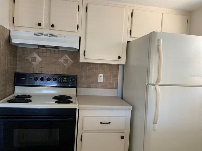 Building Photo - 2525 W Bay Dr