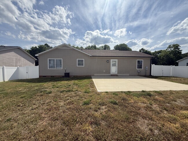 Building Photo - 801 Sunview Dr NW