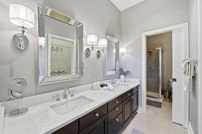 Building Photo - 657 N Carpenter St