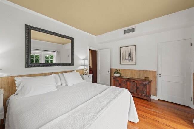 Building Photo - 605 Sunset Rd