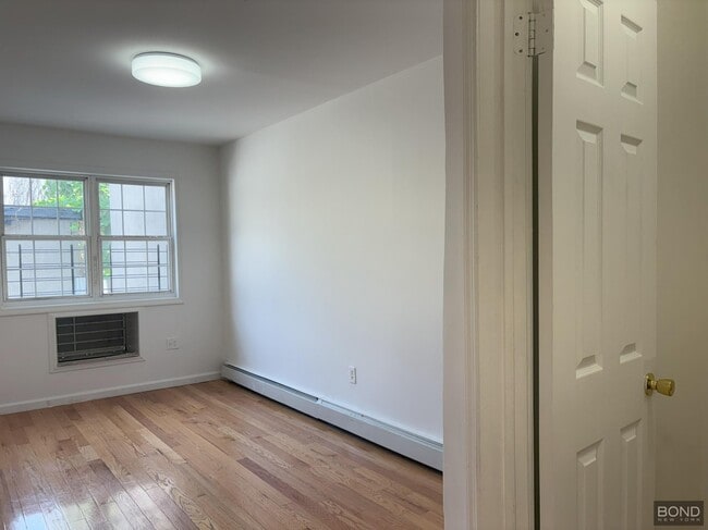 Building Photo - 395 E 49th St
