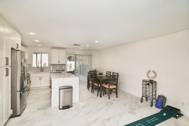 Building Photo - 51700 Avenida Martinez