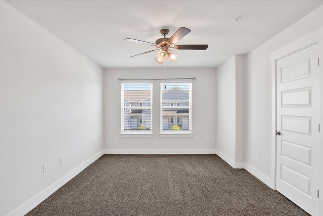 Building Photo - 3 bed gated community home with community pool