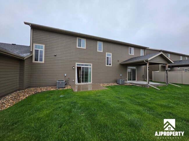 Building Photo - 2542 E Meadowside Pl