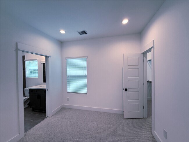 Building Photo - 1058 Mansfield St