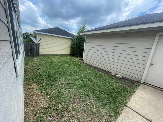 Building Photo - 20806 Settlers Lake Cir N