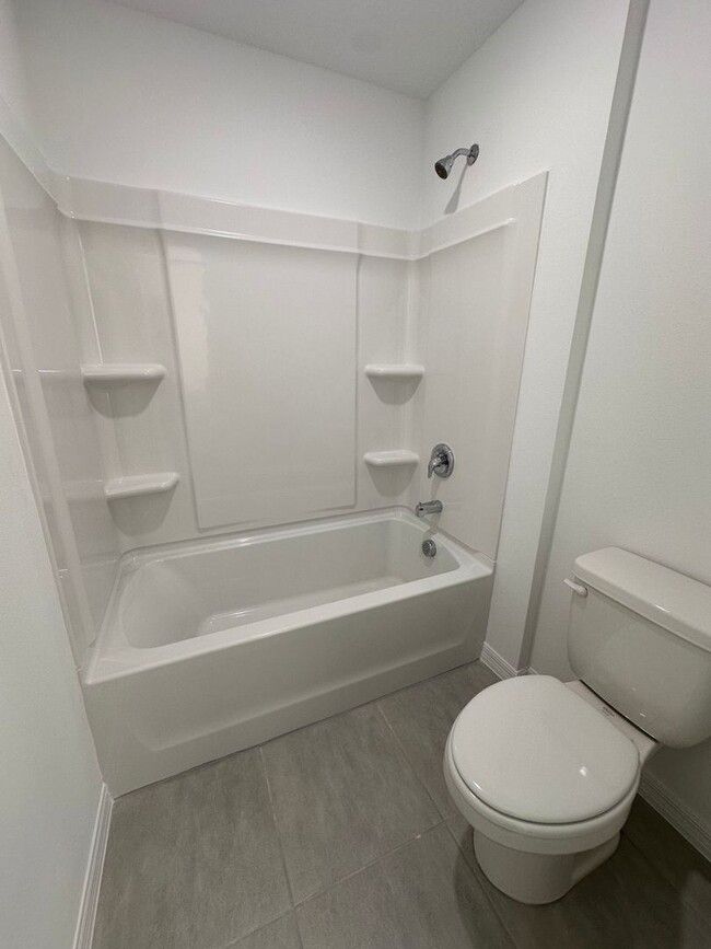 Building Photo - BRAND NEW 5 Bed, 3 Bath home in Liberty Pr...