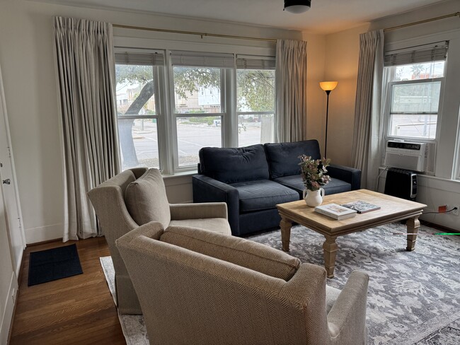 Building Photo - 1220 Waugh Dr