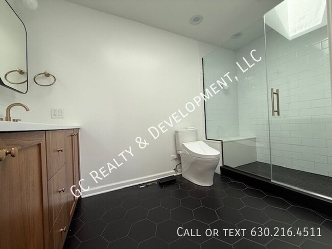 Building Photo - 220 Des Plaines Ave