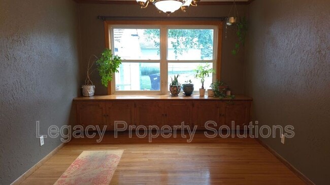 Building Photo - 926 N Mandan St