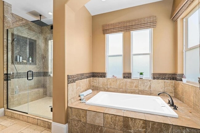 Building Photo - 208 Alicia Way