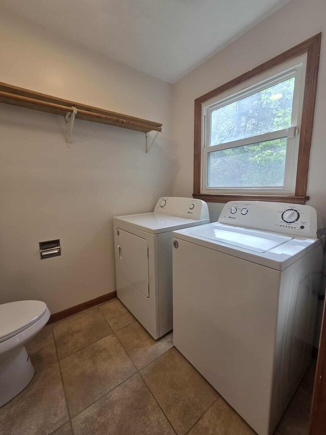 Building Photo - Spacious Home for Rent!