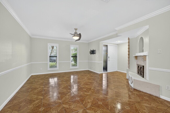 Building Photo - 323 Sandtree Dr