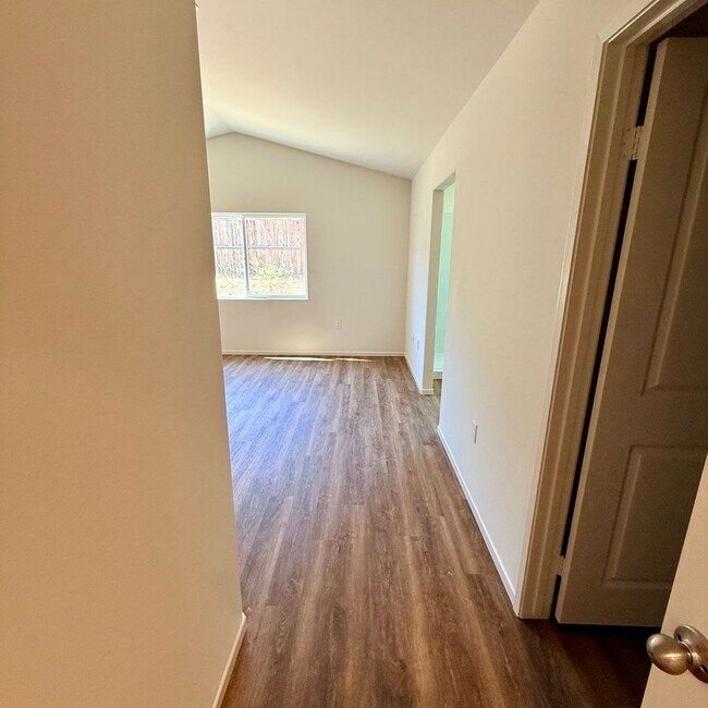 Building Photo - BRAND NEW 4 BEDROOM ADELANTO HOME