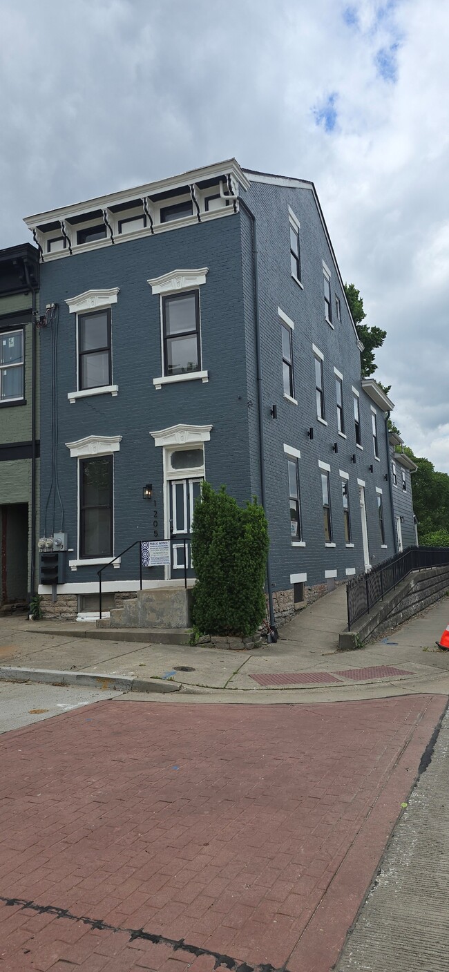 Building Photo - 1205 Lee St