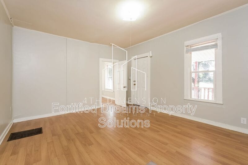 Building Photo - 2015 Row St