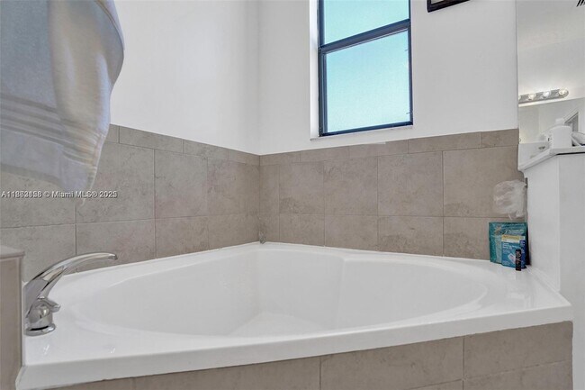 Building Photo - 268 NE 210th Way