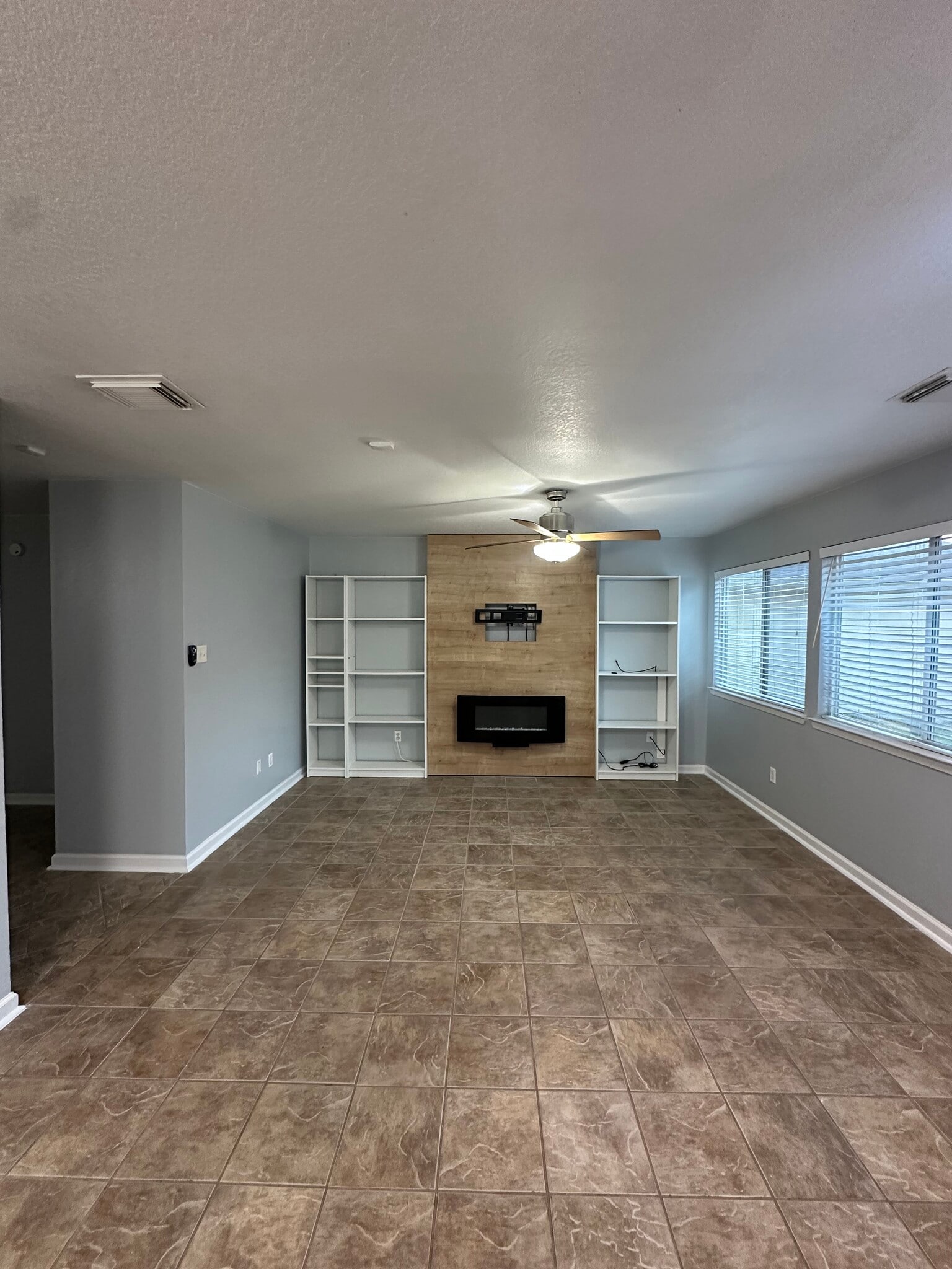 Building Photo - 6118 Elton Knolls St