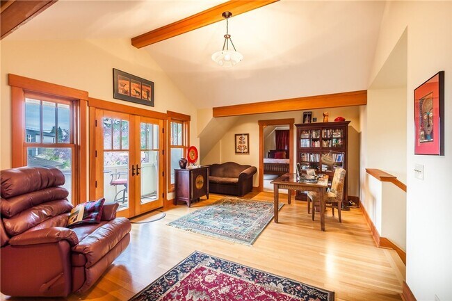 Building Photo - Meticulously designed Craftsman in North Beach with private beach access.