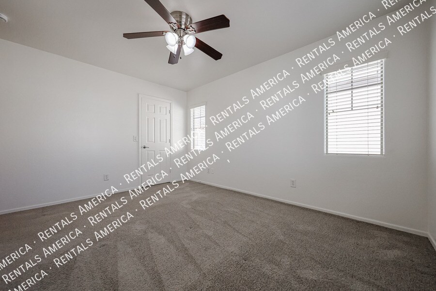 Building Photo - 4714 E Laurel Ave