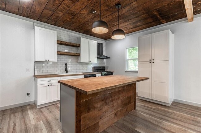 Building Photo - Beautifully remodeled single family home, ...