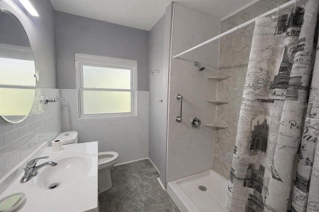 Building Photo - 403 E Johnson Ave