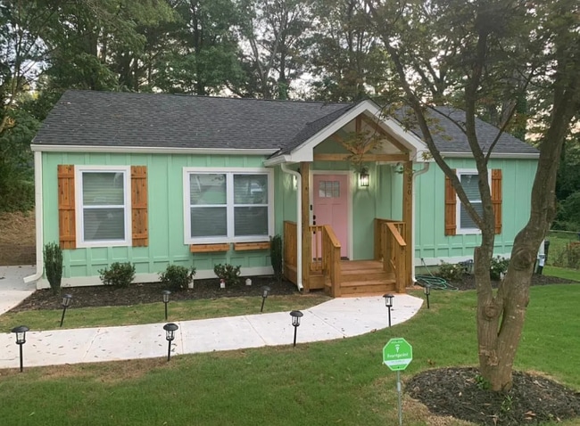 Building Photo - 1370 Almont Dr SW